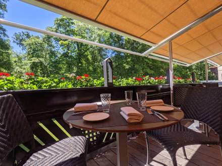 Déjeuner sur la terrasse de l'Hotel verte Vallée en Alsace