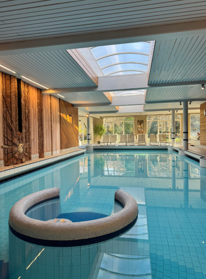 Piscine et spa dans un hôtel en Alsace