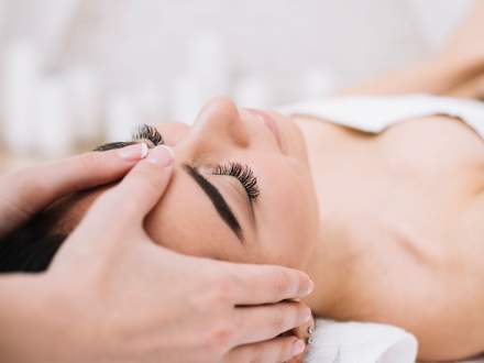 client se relaxant dans un spa en Alsace